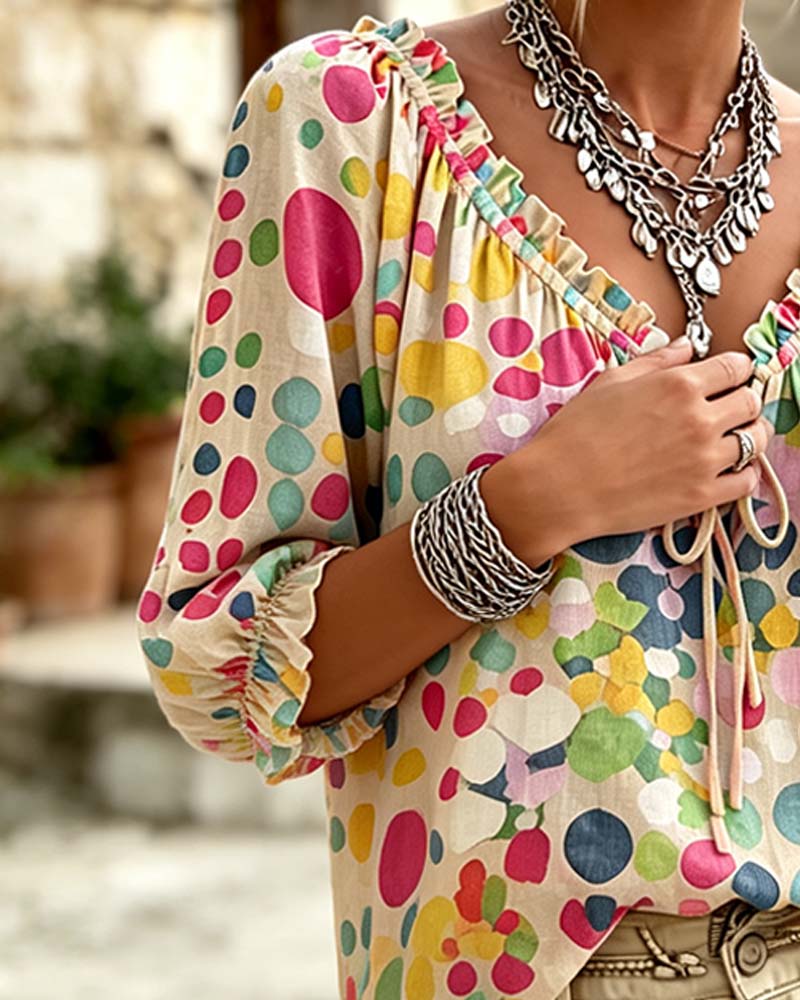 Blusa de escote en V con lunares y lazos