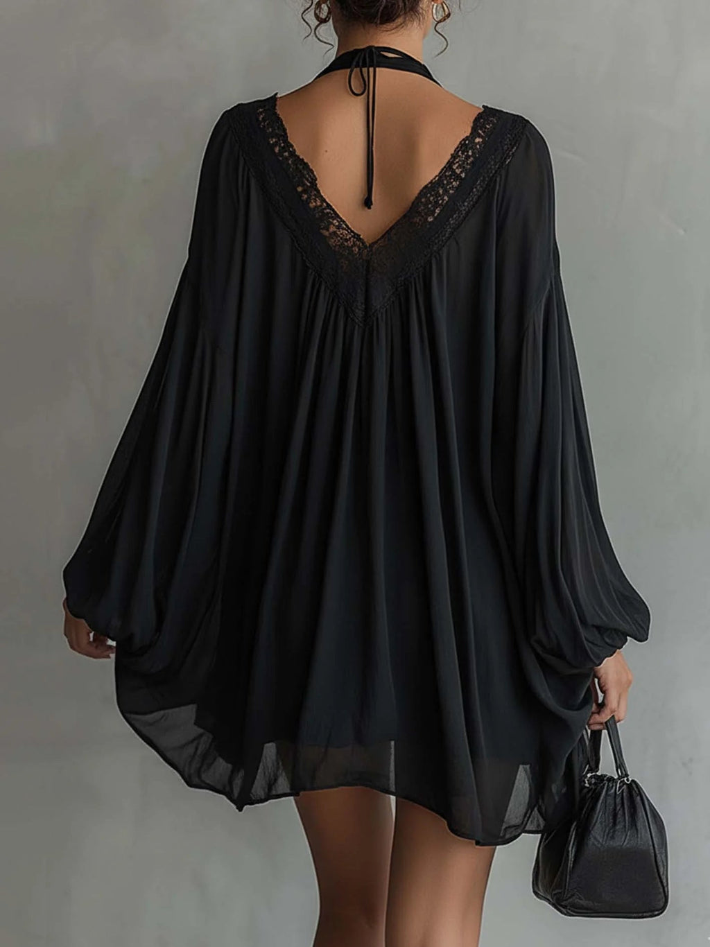 Abito mini nero in chiffon con scollo all'halter in pizzo