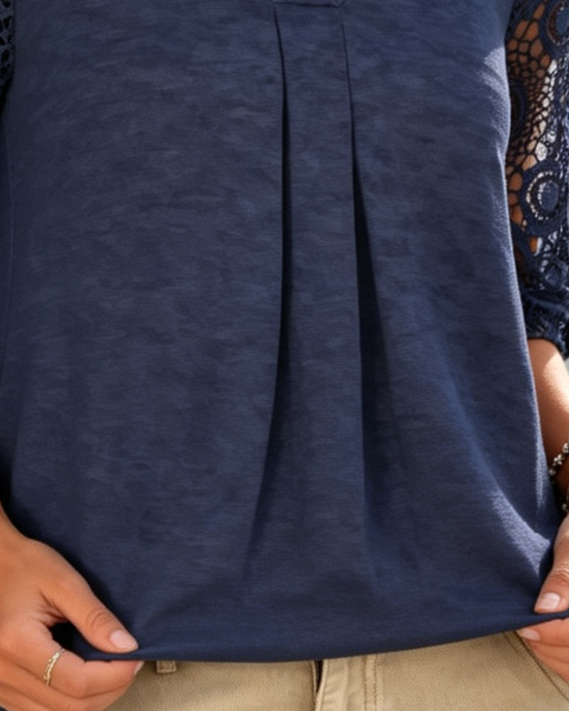 Blusa de encaje con patchwork y escote en V