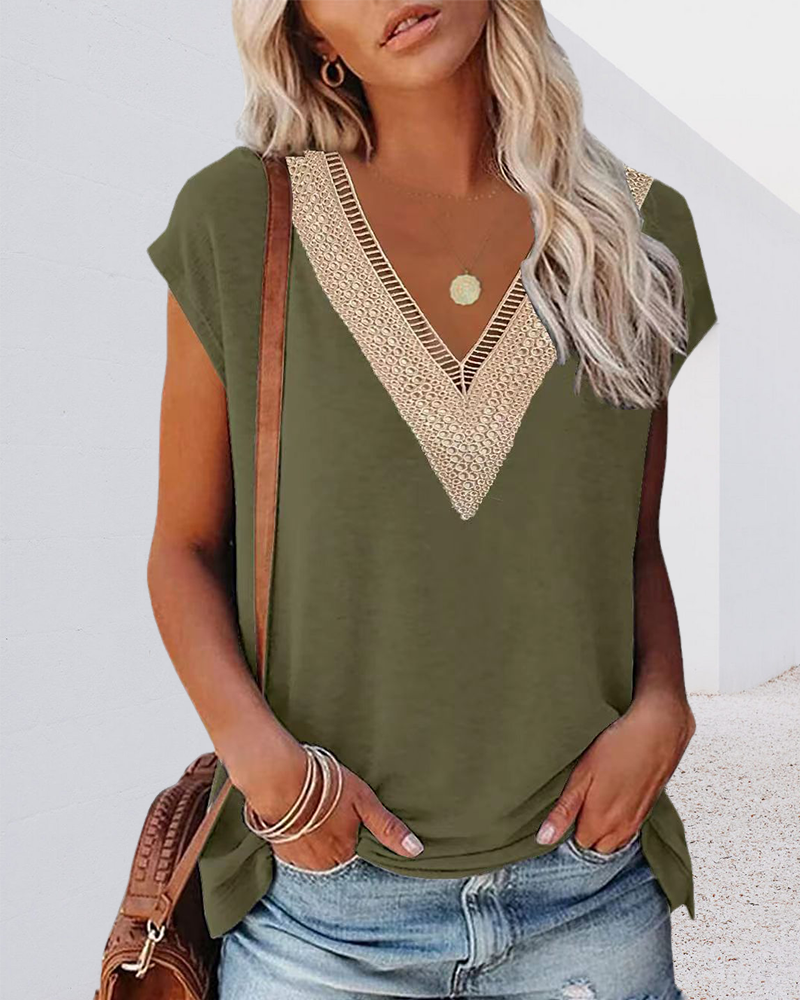 Camiseta con escote en V y encaje