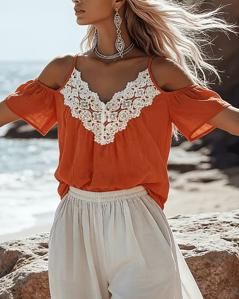 Blusa de encaje con patchwork y hombro al descubierto