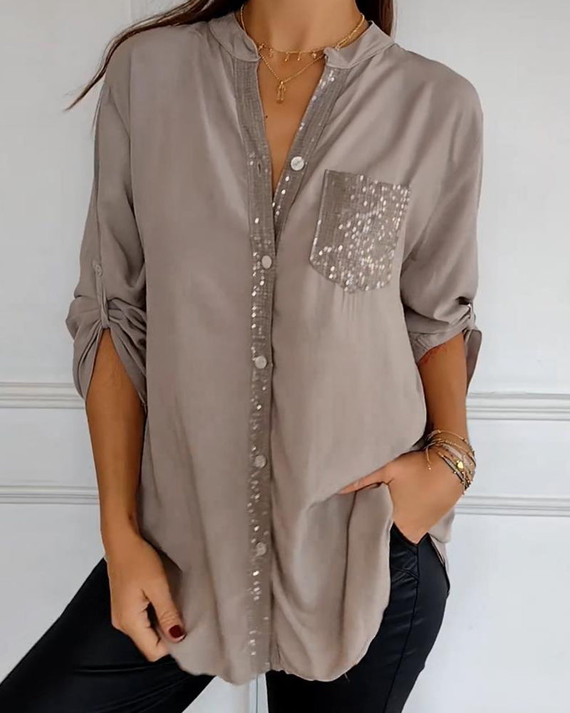 Top casual con paneles y botones con lentejuelas