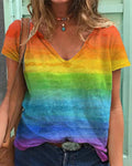 Camiseta casual con escote en V y estampado arcoíris