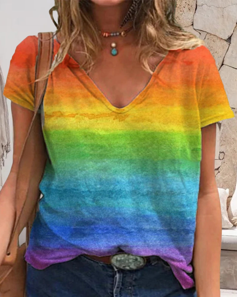 Camiseta casual con escote en V y estampado arcoíris