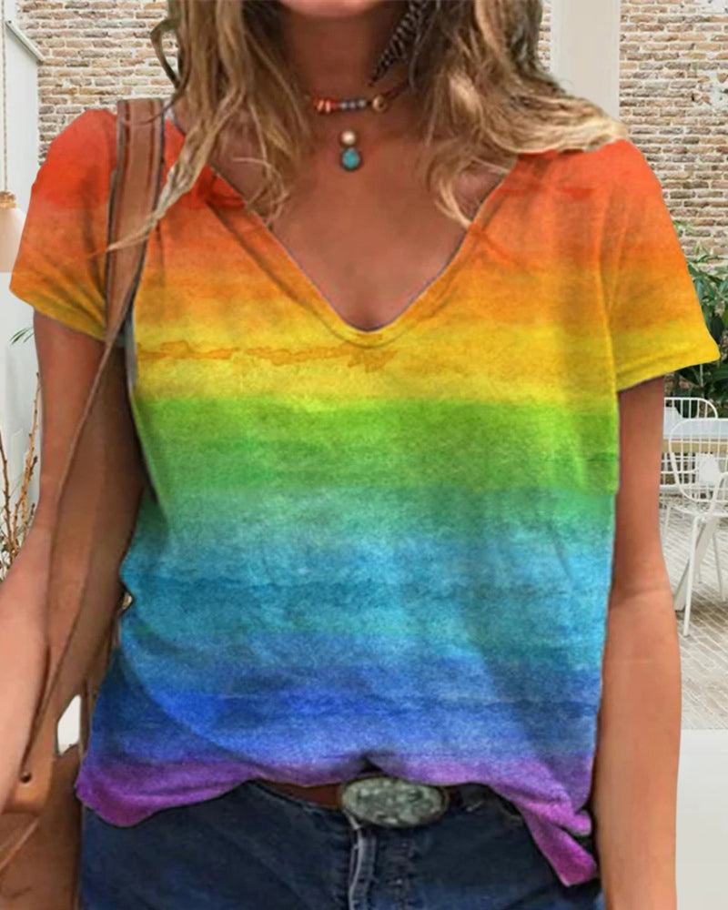Camiseta casual con escote en V y estampado arcoíris