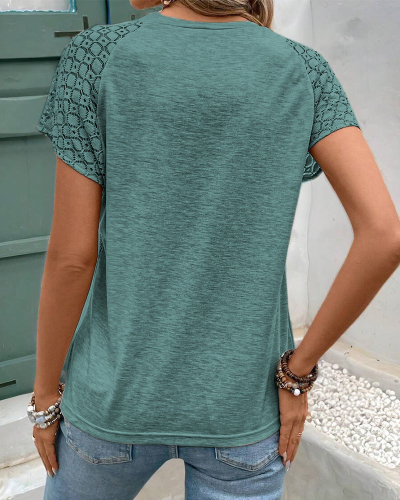 Camiseta de color sólido con cuello redondo y corte slim
