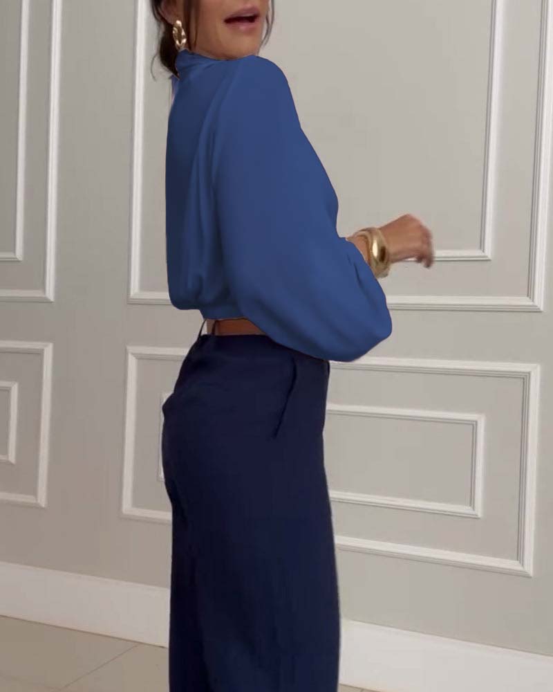 Blusa de moda con mangas farol y escote en V de color sólido