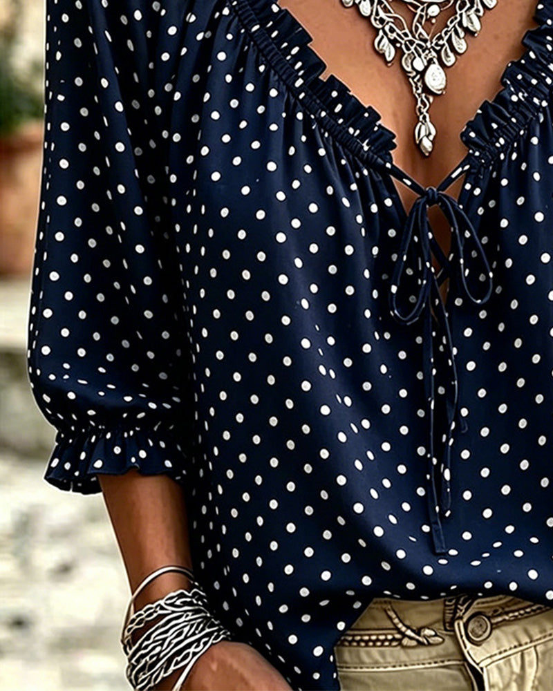 Blusa de escote en V con volante y lunares Attache