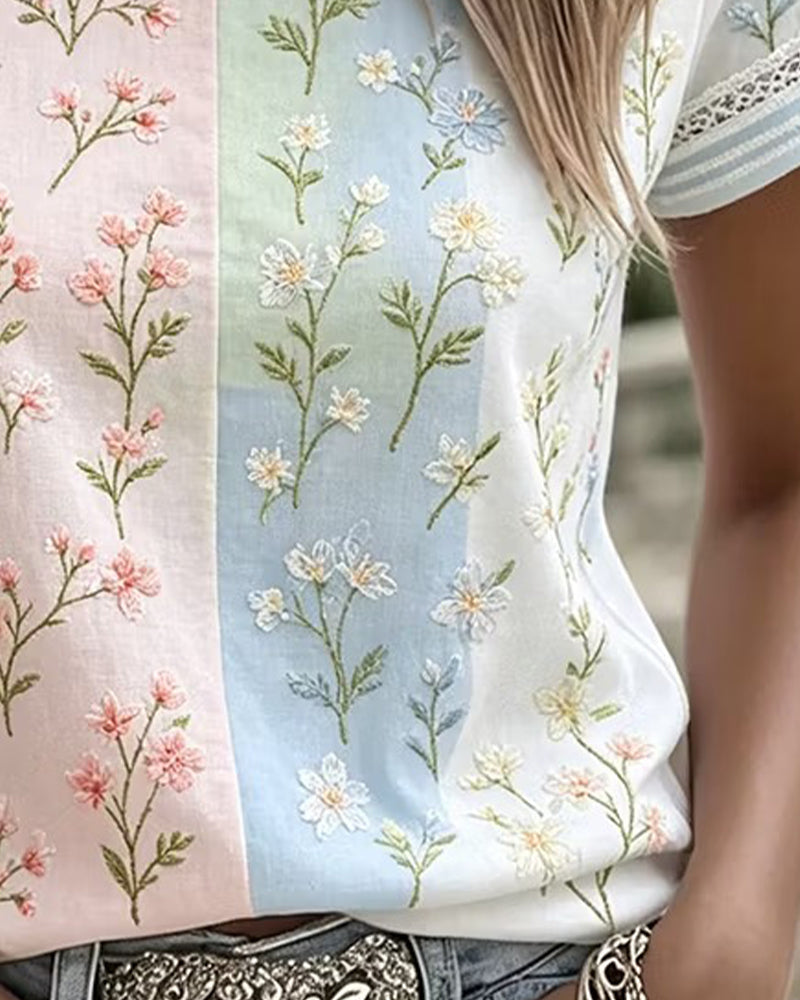 Blusa de encaje con patchwork y contraste floral