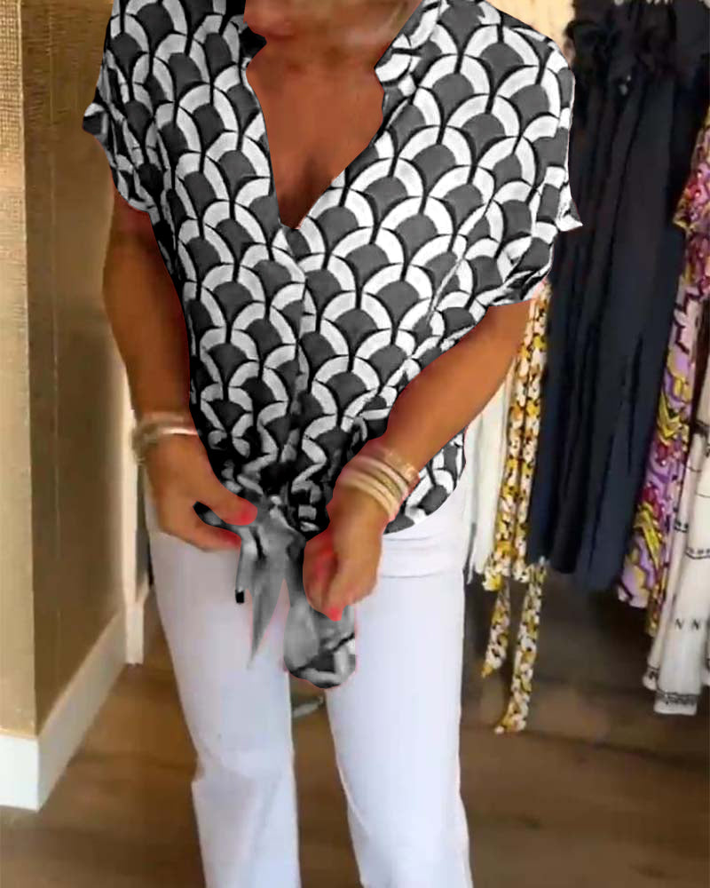 Top casual estampado de manga corta con escote en V