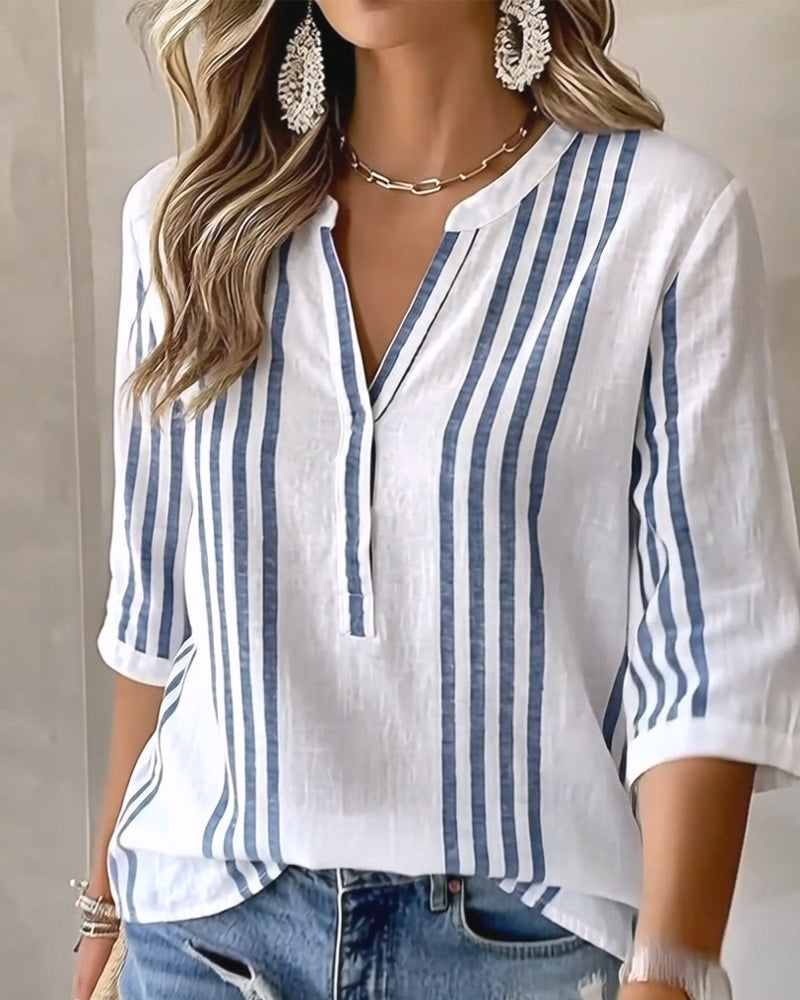 Blusa de rayas verticales con cuello alto
