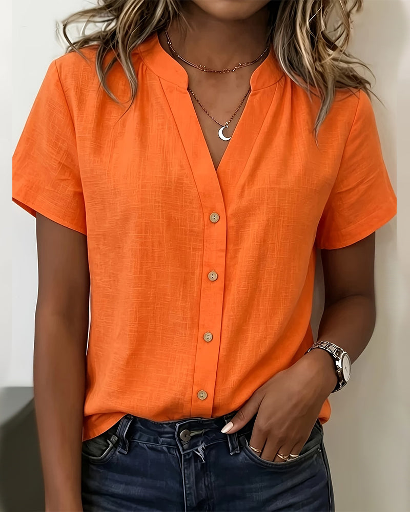 Blusa de cuello alto con botones y manga corta