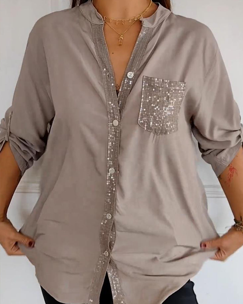Top casual con paneles y botones con lentejuelas