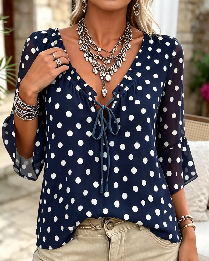 Blusa de lunares con escote en V y lazo casual