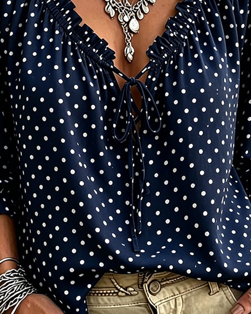 Blusa de escote en V con volante y lunares Attache