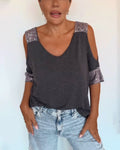 Camiseta con parche de lentejuelas en el hombro descubierto