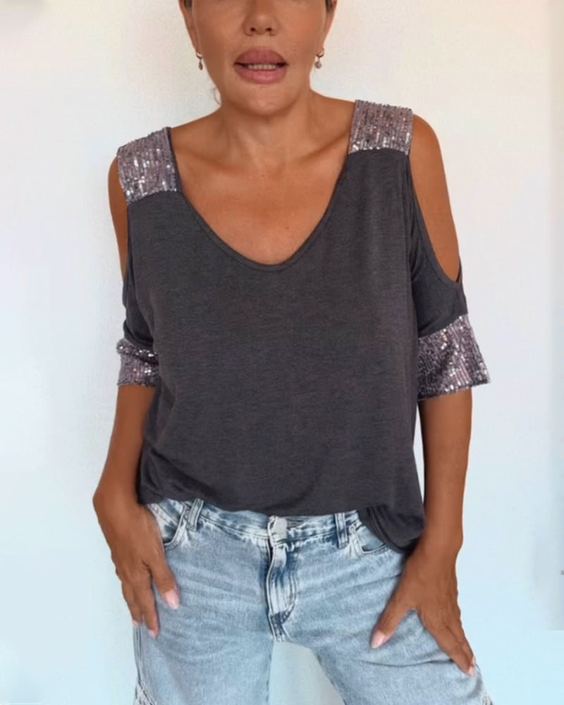 Camiseta con parche de lentejuelas en el hombro descubierto
