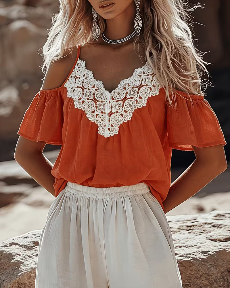 Blusa de encaje con patchwork y hombro al descubierto