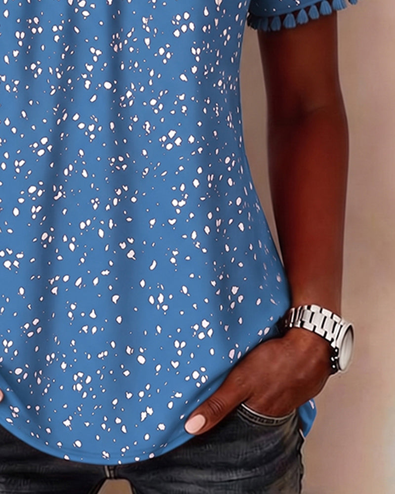 Blusa blanca de punto con flecos y mangas cortas