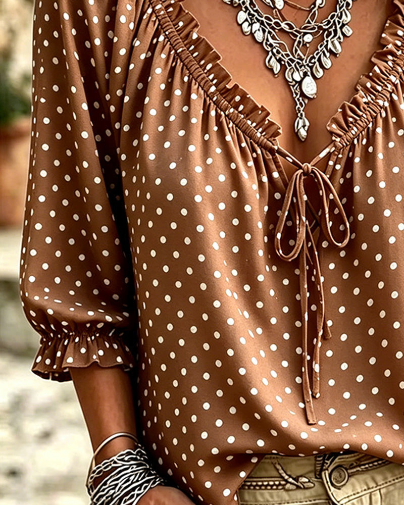 Blusa de escote en V con volante y lunares Attache