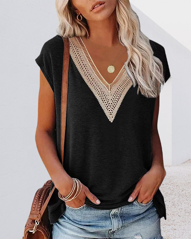 Camiseta con escote en V y encaje