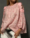Blusa de cuello redondo, hombros descubiertos, estampado floral, holgada