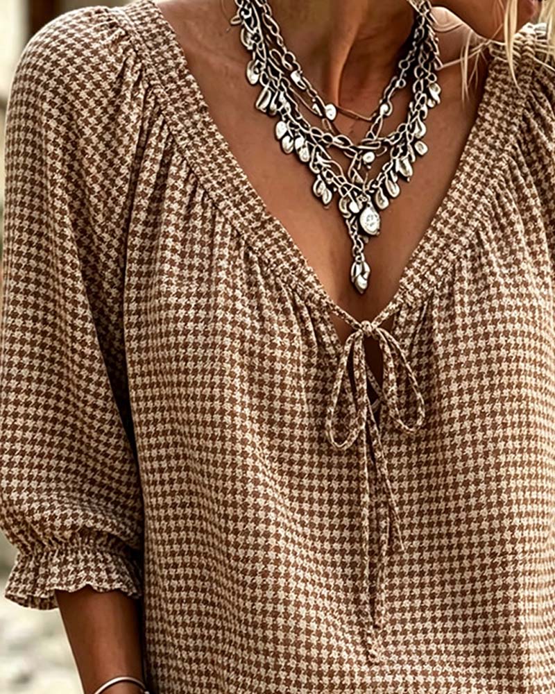 Blusa con cuello en V, mangas globo, con lazo, estampado pata de gallo