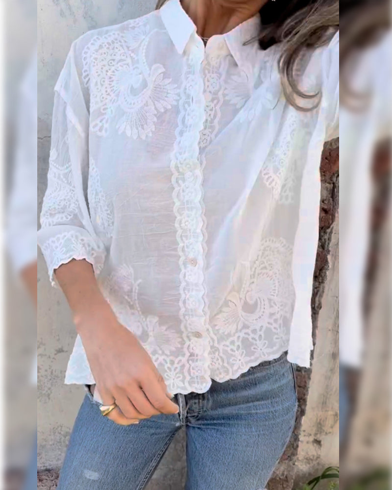 Camisa lisa con cuello abatible y botones estampada