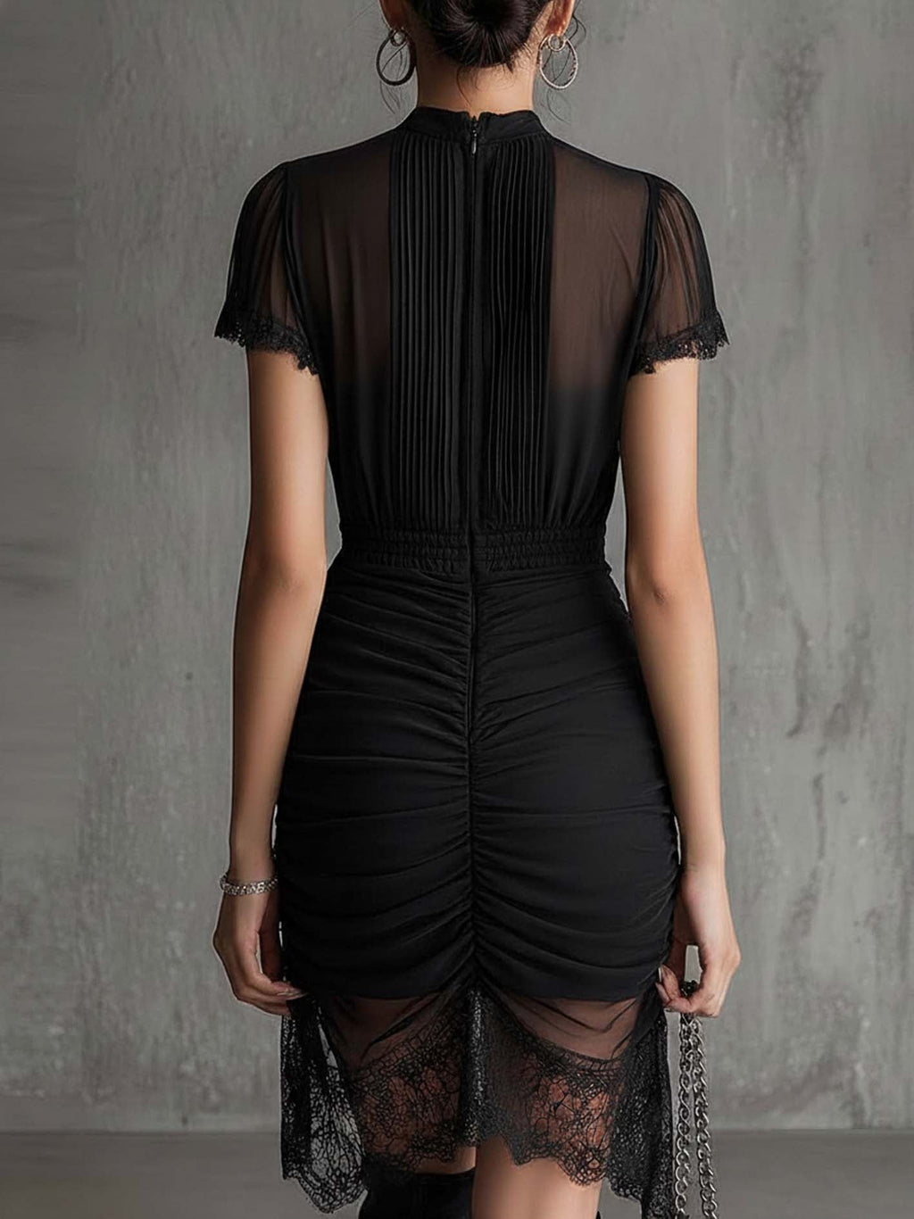 Vestito corto nero in chiffon con pieghe in vita e bordo in pizzo