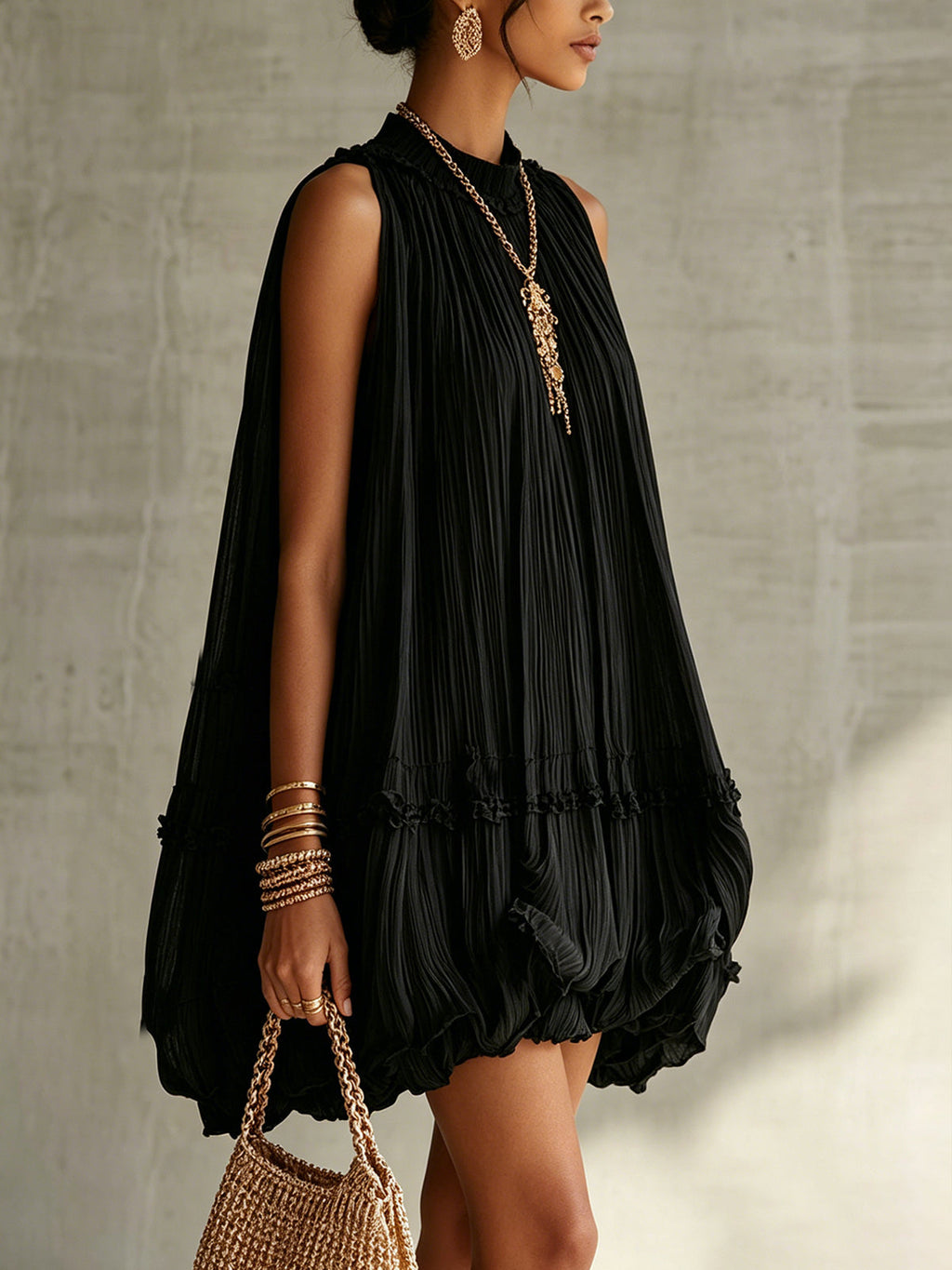 Vestito mini nero in chiffon con scollo a halterneck, volant e gonna a palloncino