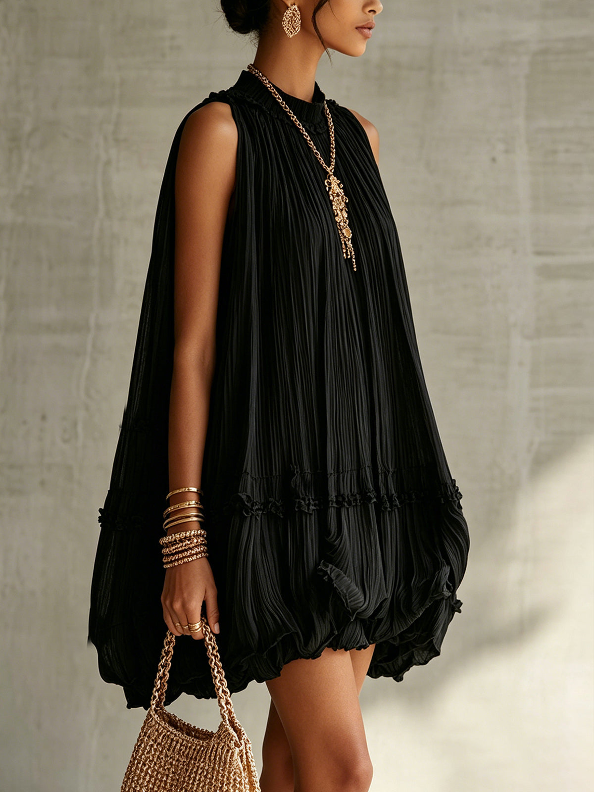 Vestito mini nero in chiffon con scollo a halterneck, volant e gonna a palloncino