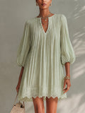 Vestito mini verde chiaro in chiffon plissettato con maniche a lanterna e pizzo