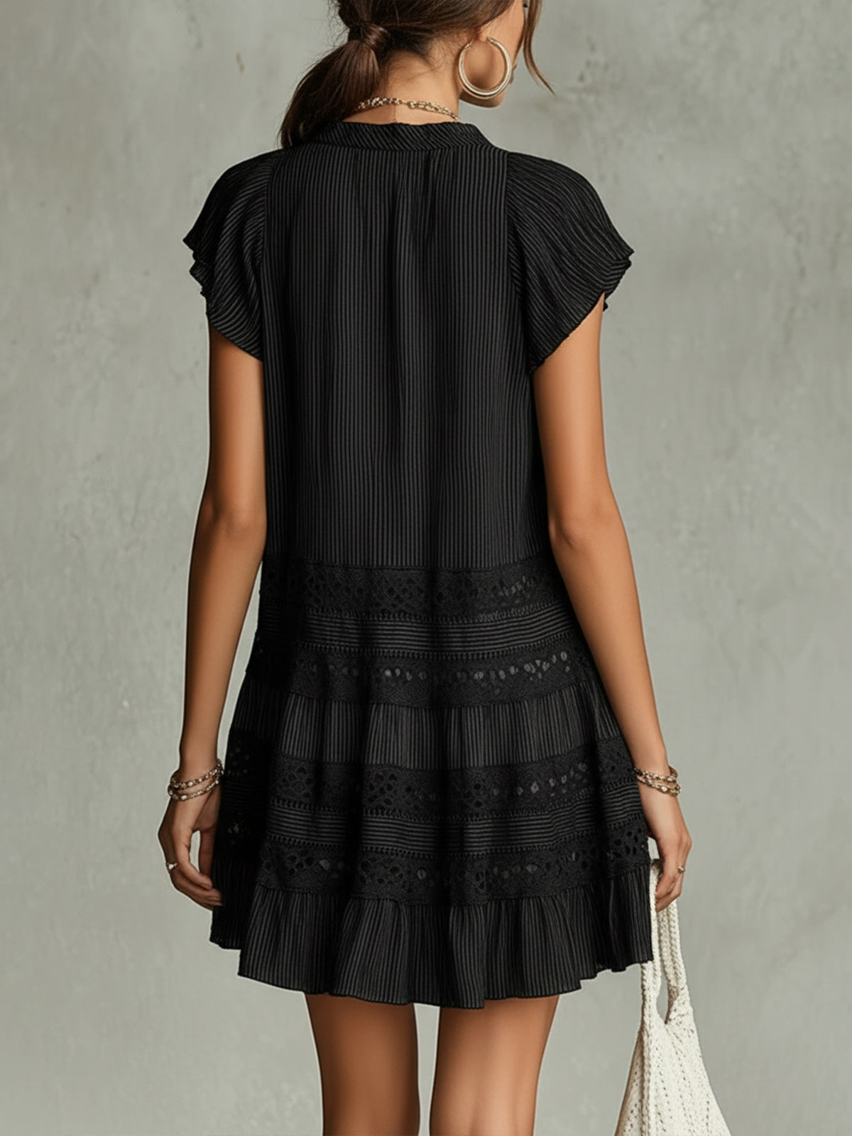 Vestito corto in chiffon a righe nere, con bordo in pizzo e volant