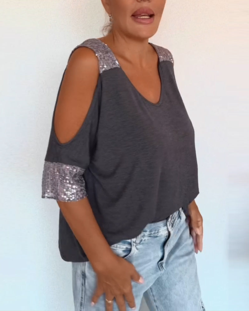 Camiseta con parche de lentejuelas en el hombro descubierto
