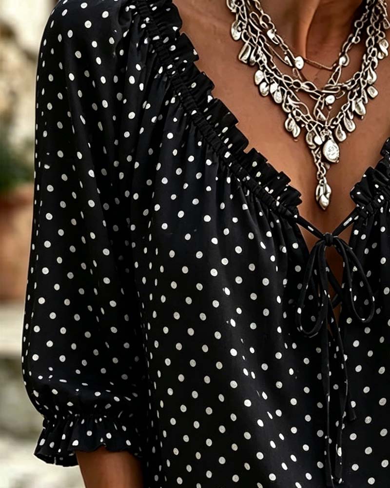 Blusa de escote en V con volante y lunares Attache