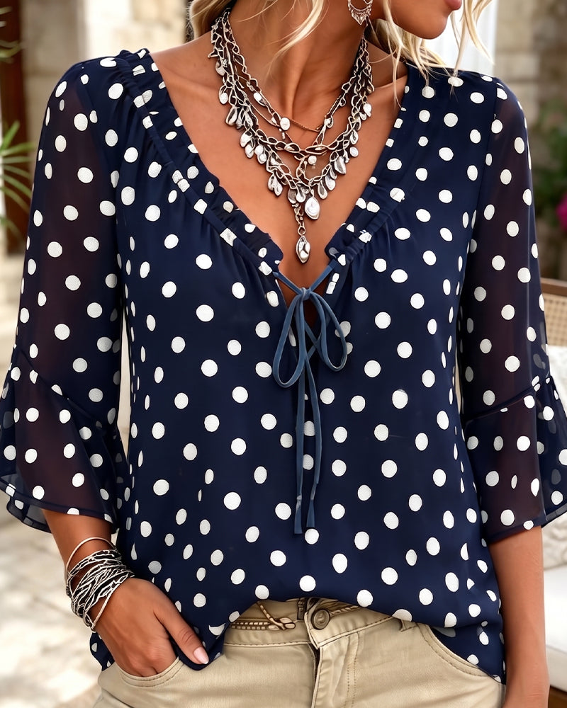 Blusa de lunares con escote en V y lazo casual