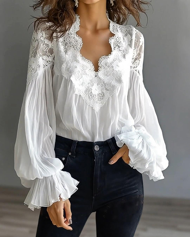 Blusa de encaje patchwork con escote en V
