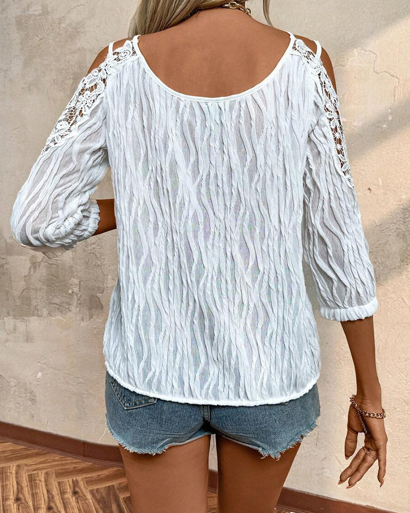 Blusa de encaje con hombro descubierto, fruncida y texturizada.