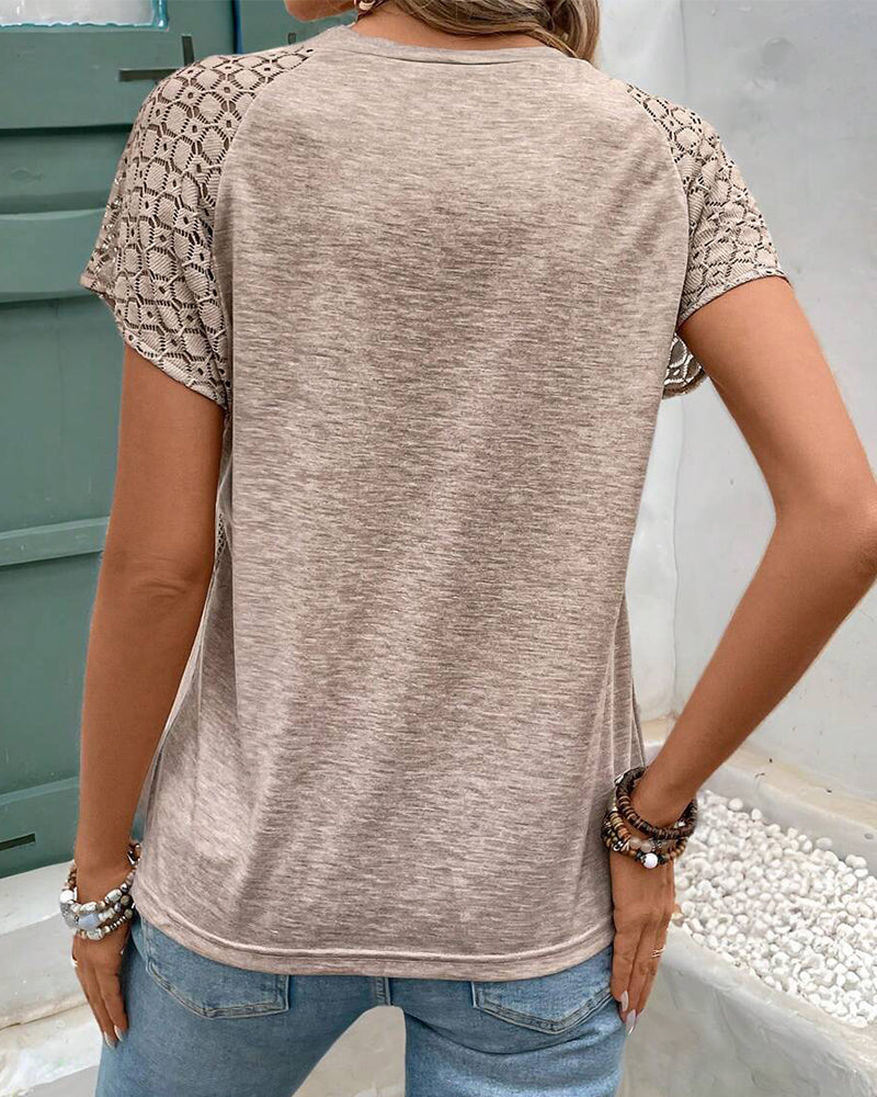 Camiseta de color sólido con cuello redondo y corte slim