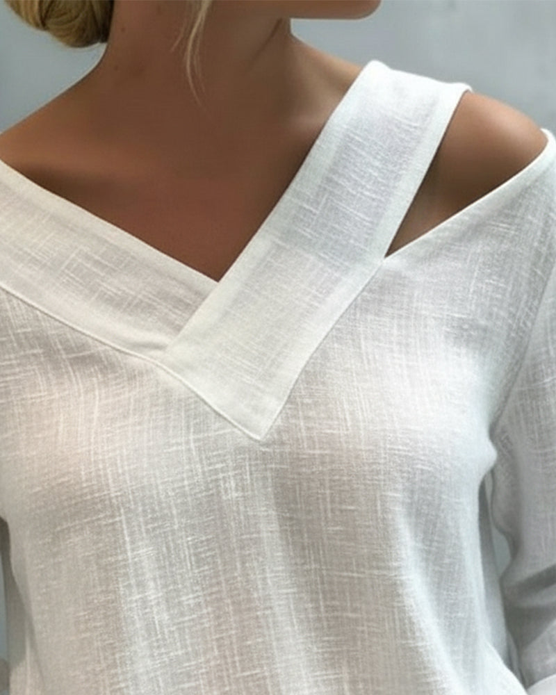 Top elegante con escote en V y tirante caído