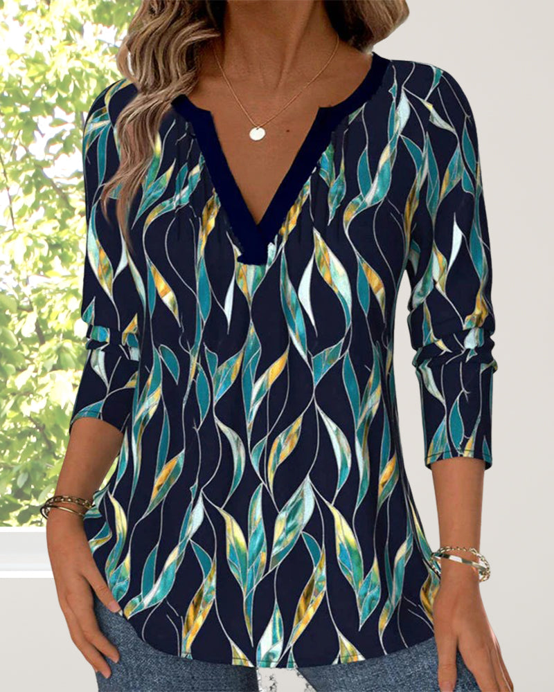 Camiseta casual con estampado de hojas y cuello en V