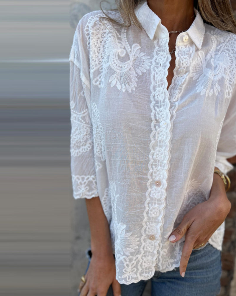 Camisa lisa con cuello abatible y botones estampada