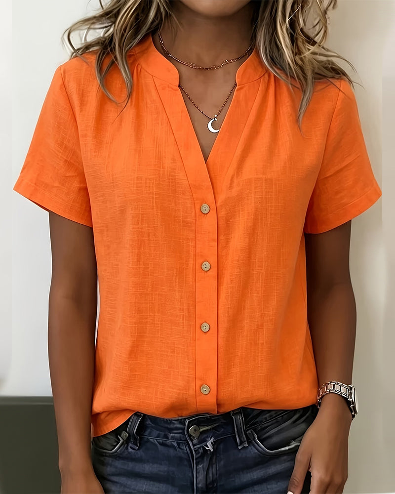 Blusa de cuello alto con botones y manga corta